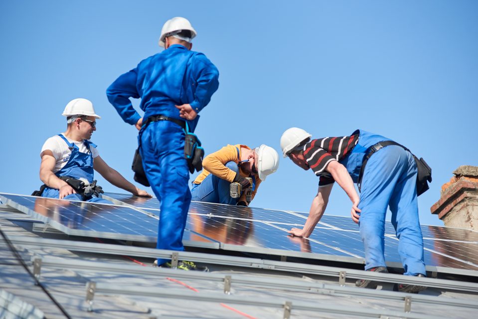 découvrez le salaire moyen des installateurs de panneaux photovoltaïques en 2023, les facteurs influençant leurs revenus et les perspectives d'évolution dans ce secteur en plein essor.
