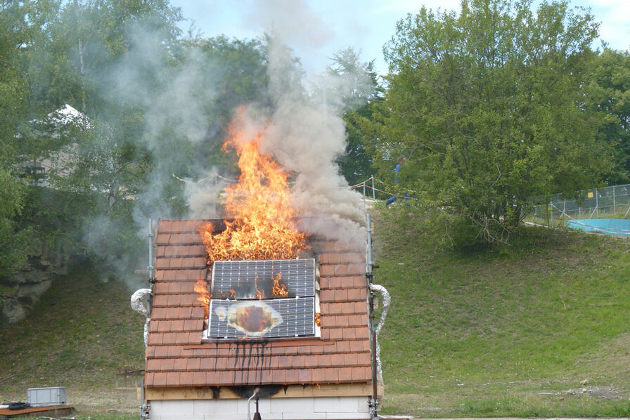 découvrez l'importance de la sécurité incendie liée aux panneaux photovoltaïques. apprenez comment prévenir les risques d'incendie tout en optimisant l'efficacité de votre installation solaire. protégez votre habitation et assurez une utilisation sereine de votre énergie renouvelable.