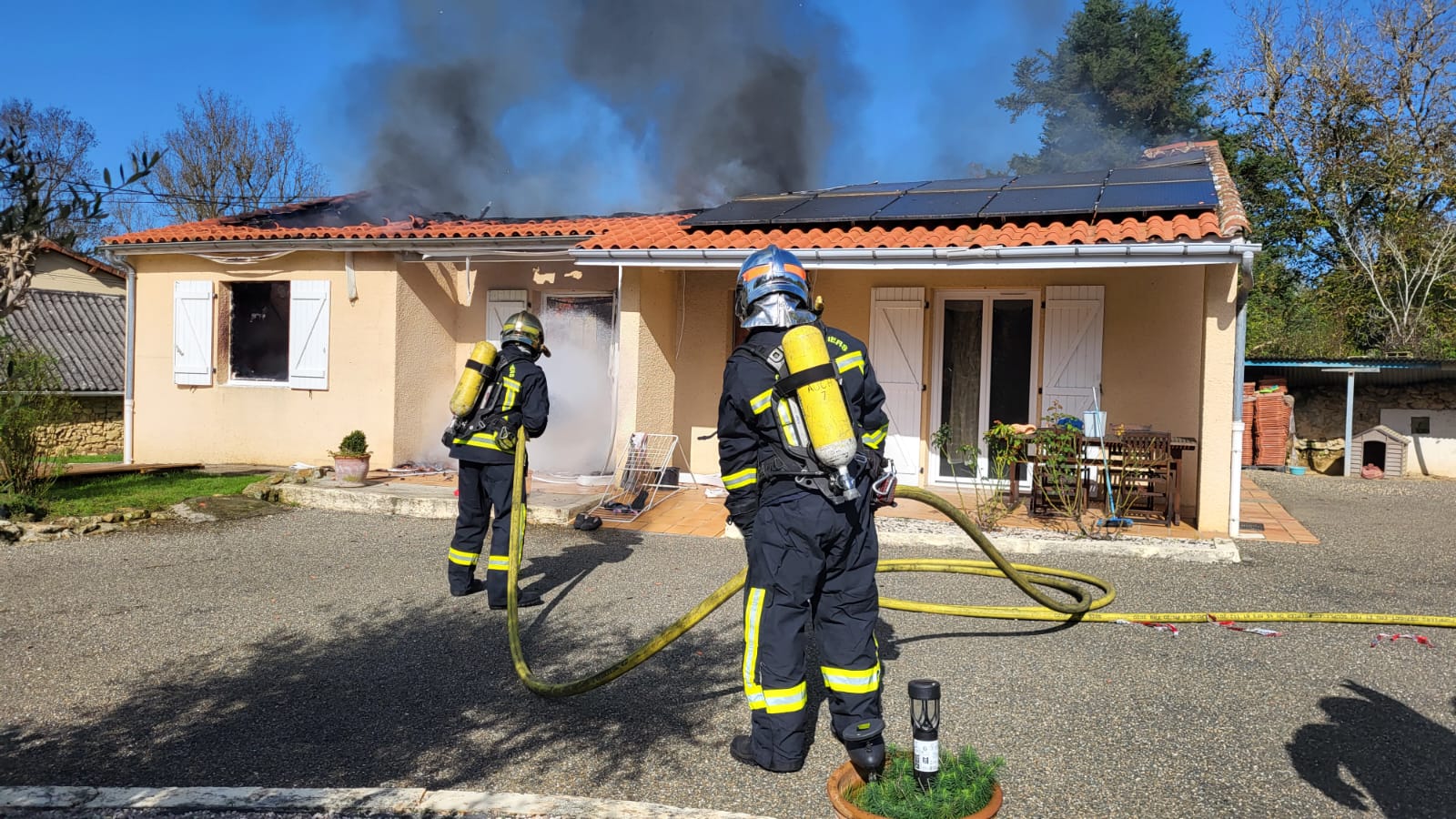 découvrez comment garantir la sécurité incendie de vos installations de panneaux photovoltaïques. apprenez les meilleures pratiques et normes à suivre pour prévenir les risques et assurer une protection optimale de votre système énergétique durable.