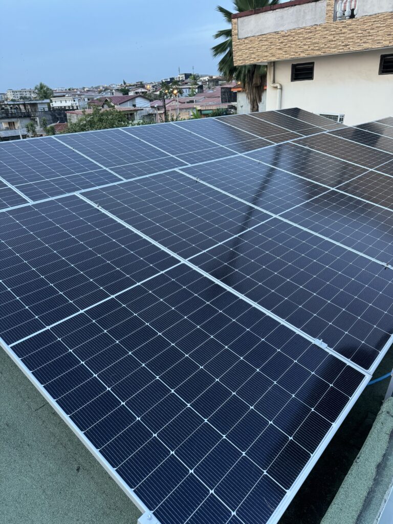 découvrez l'importance de la surface minimale requise pour l'installation de panneaux photovoltaïques. optimisez votre projet solaire en apprenant comment la surface disponible impacte la production d'énergie et le choix des équipements adaptés.