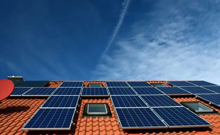 découvrez comment optimiser la surface minimum nécessaire pour l'installation de panneaux photovoltaïques. apprenez les critères essentiels pour maximiser votre production d'énergie solaire tout en respectant les contraintes d'espace.