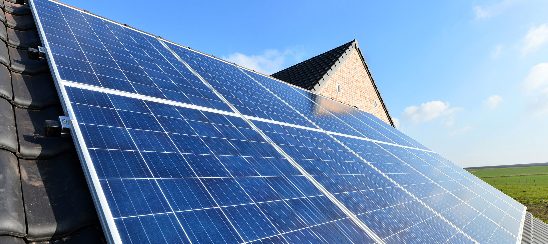 découvrez l'importance de la surface des panneaux photovoltaïques pour optimiser la production d'énergie solaire. apprenez comment la taille et l'orientation des panneaux influencent leur performance et contribuent à une transition énergétique durable.