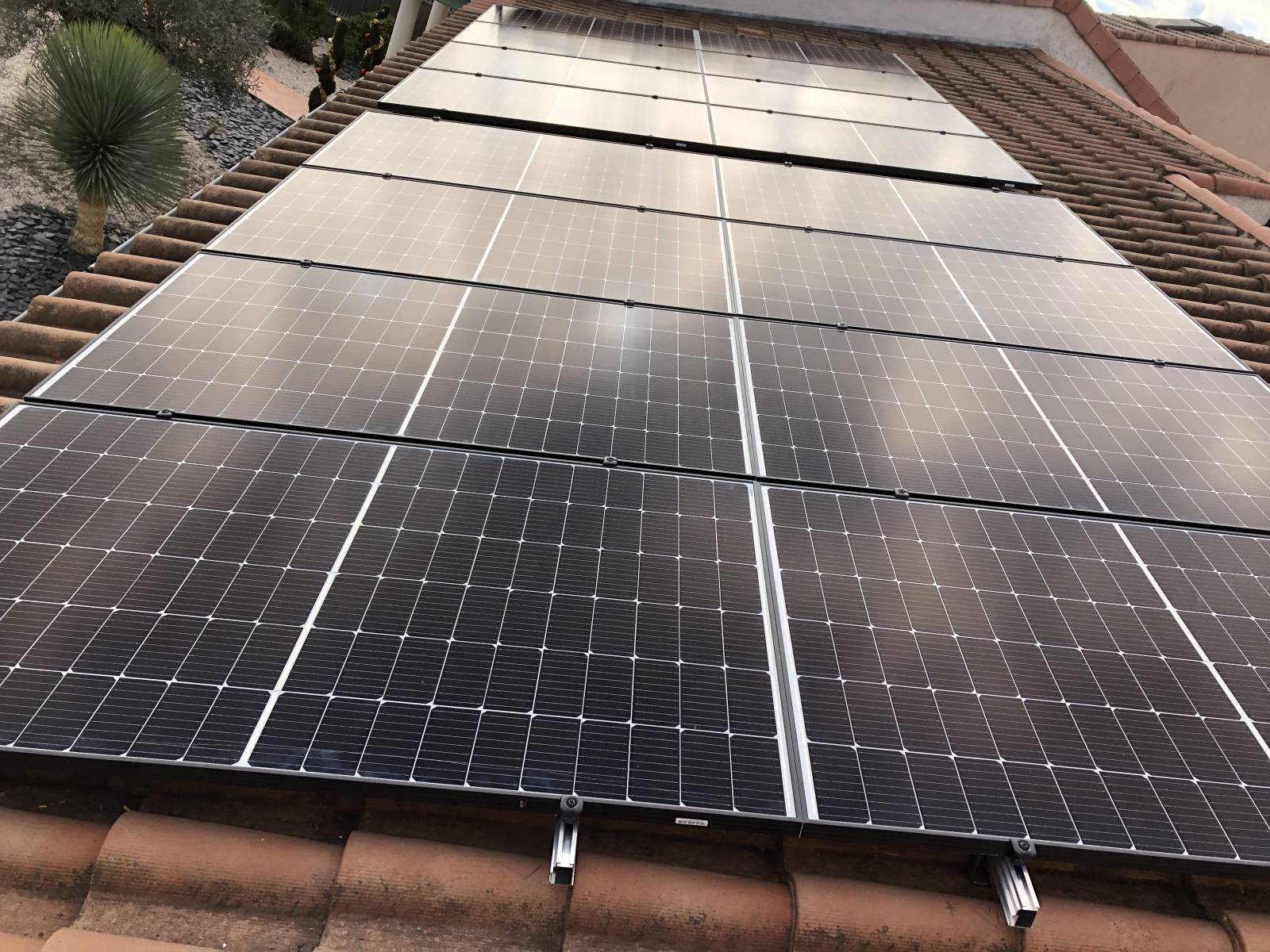 découvrez tout sur la surface des panneaux photovoltaïques : comment elle influence l'efficacité énergétique, les choix d'installation et l'optimisation de votre production solaire. informez-vous pour maximiser votre investissement dans l'énergie solaire.