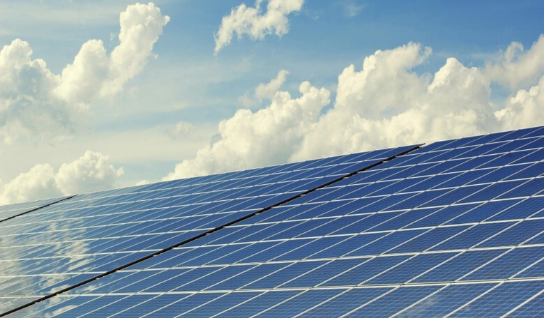 découvrez l'importance de la surface des panneaux photovoltaïques pour optimiser votre production d'énergie solaire. apprenez comment le choix et l'installation de ces panneaux peuvent maximiser l'efficacité énergétique de votre maison ou entreprise.