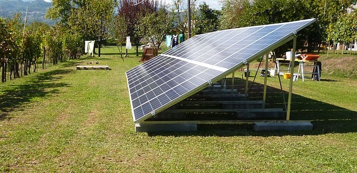 découvrez tout ce qu'il faut savoir sur la surface des panneaux photovoltaïques : dimensions, efficacité, et conseils d'installation pour optimiser la production d'énergie solaire chez vous.