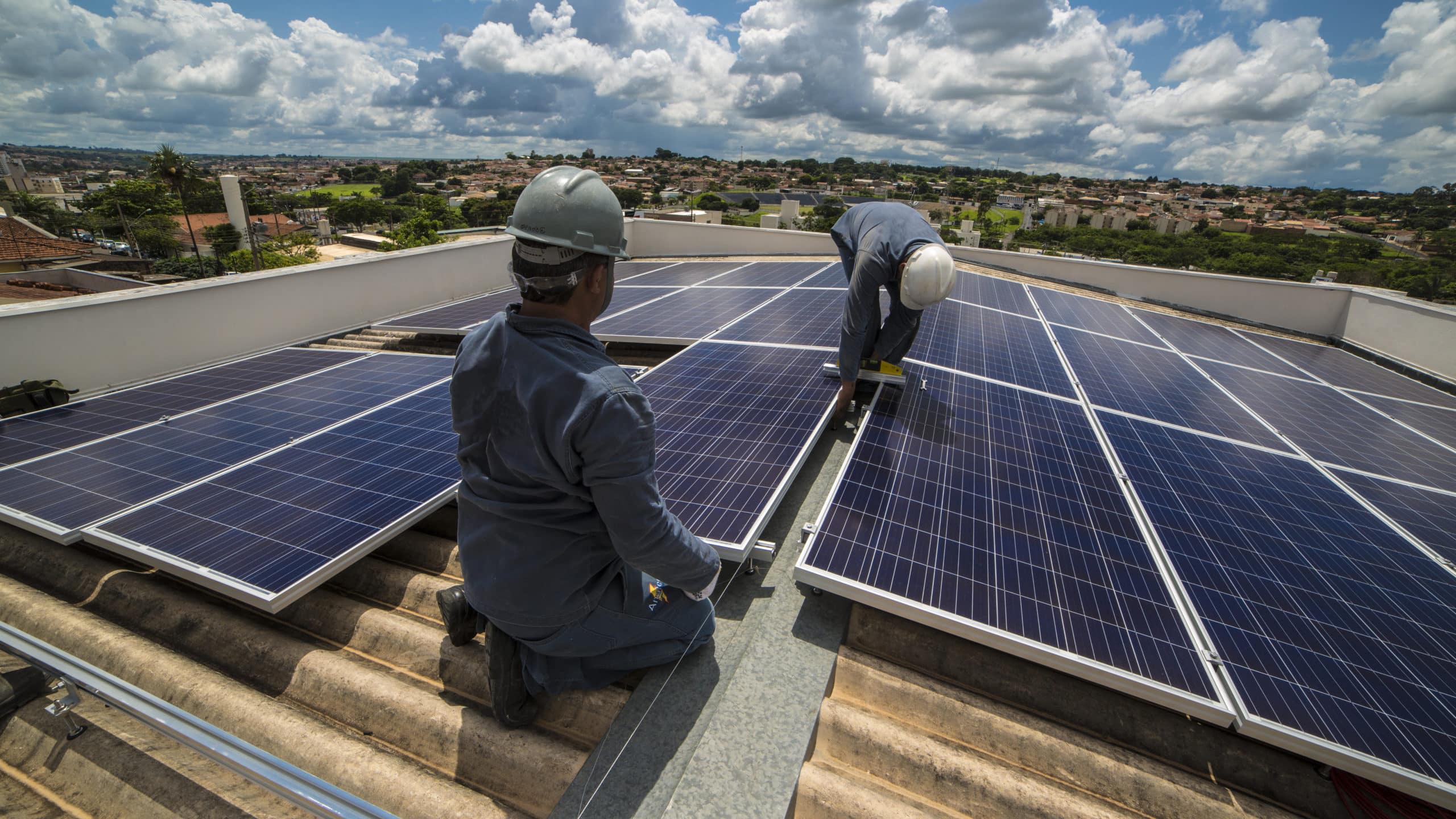 découvrez nos services de pose et d'entretien de panneaux photovoltaïques. optimisez votre consommation d'énergie et réduisez votre empreinte carbone grâce à des solutions durables et performantes. contactez-nous pour un devis personnalisé!