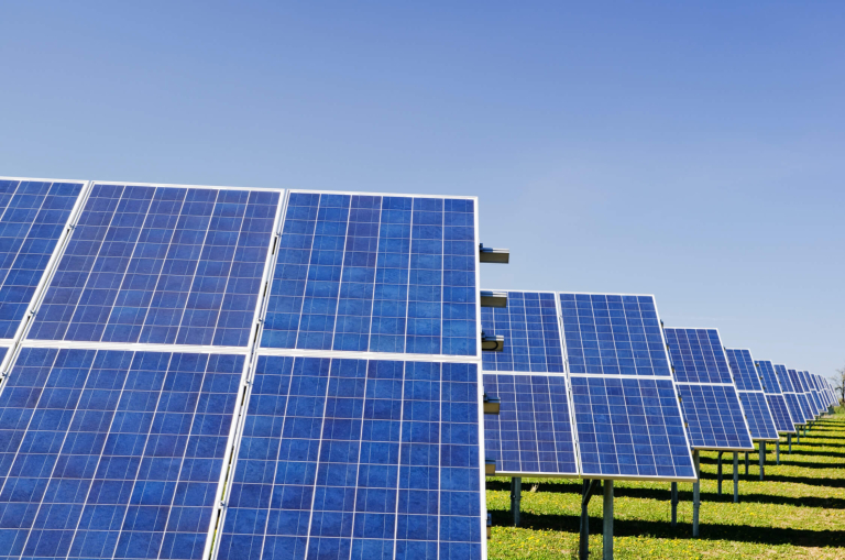 découvrez les différents types de panneaux photovoltaïques, leurs caractéristiques, avantages et applications pour maximiser votre production d'énergie solaire et réduire votre empreinte carbone.