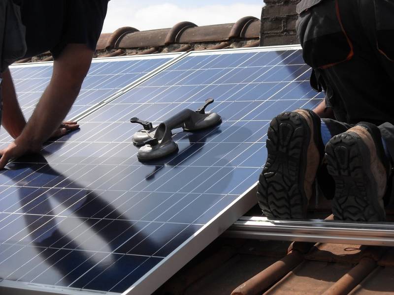 découvrez les différents types de panneaux photovoltaïques disponibles sur le marché. apprenez leurs caractéristiques, avantages et inconvénients pour choisir celui qui convient le mieux à vos besoins en énergie renouvelable.