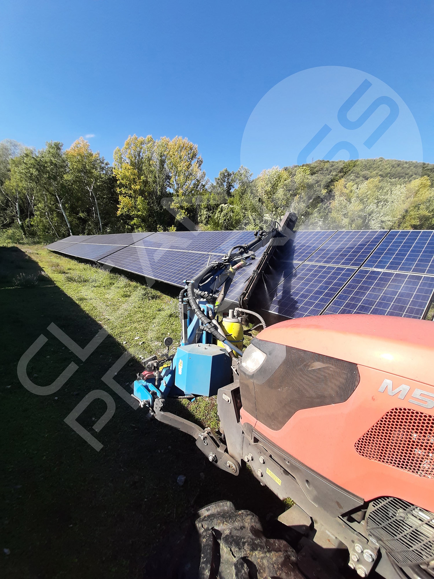 amis associés, experts en nettoyage photovoltaïque, offrent des services professionnels pour assurer l'efficacité et la longévité de vos panneaux solaires.