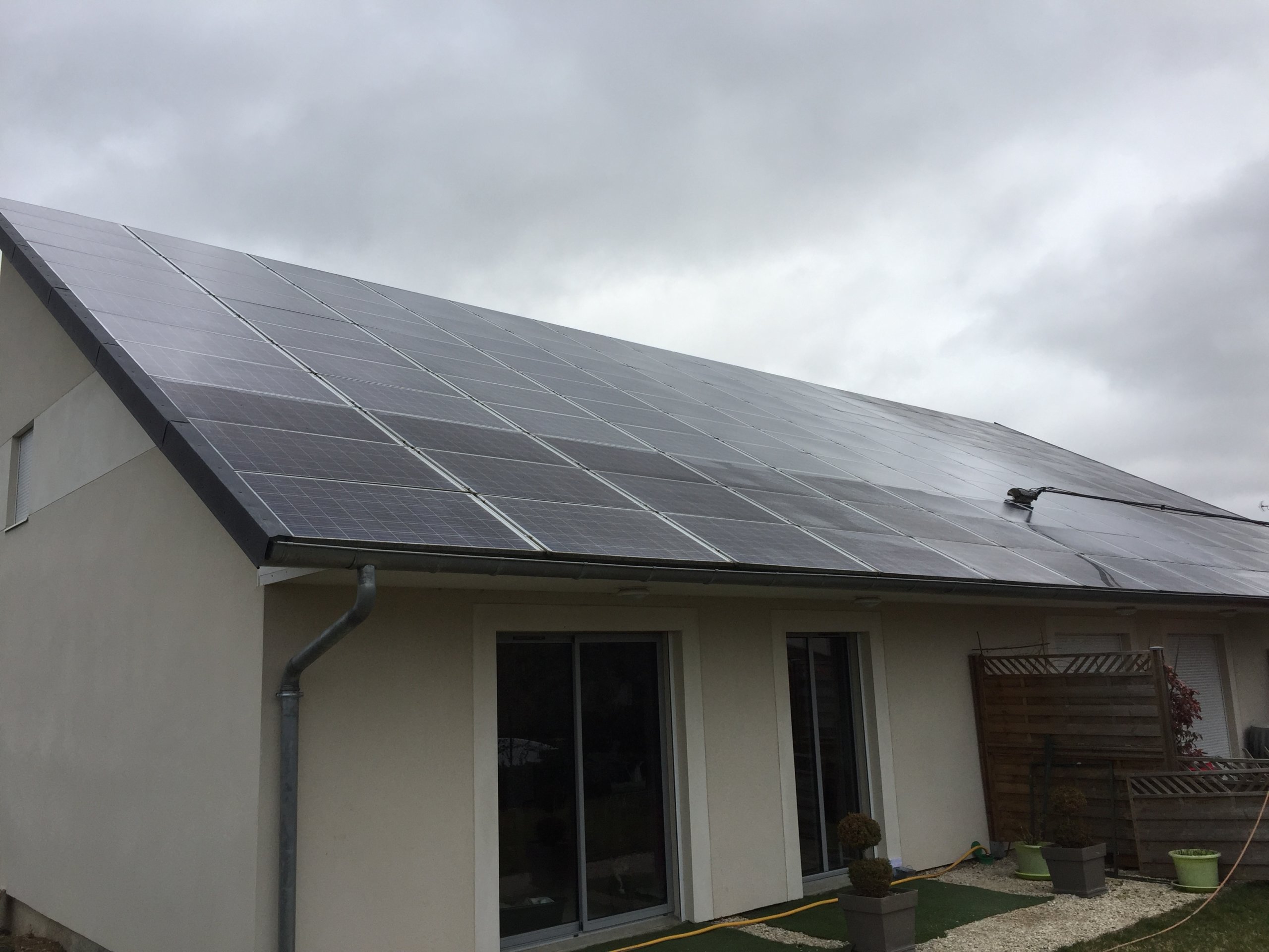 amis associés, experts en nettoyage photovoltaïque, assurent un entretien professionnel et efficace de vos panneaux solaires pour optimiser leur performance et durée de vie.