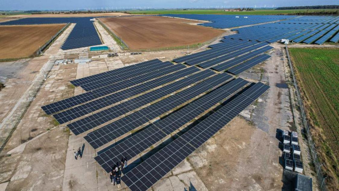 découvrez bientôt l'installation de panneaux solaires dans notre commune pour un avenir plus écologique et économique.