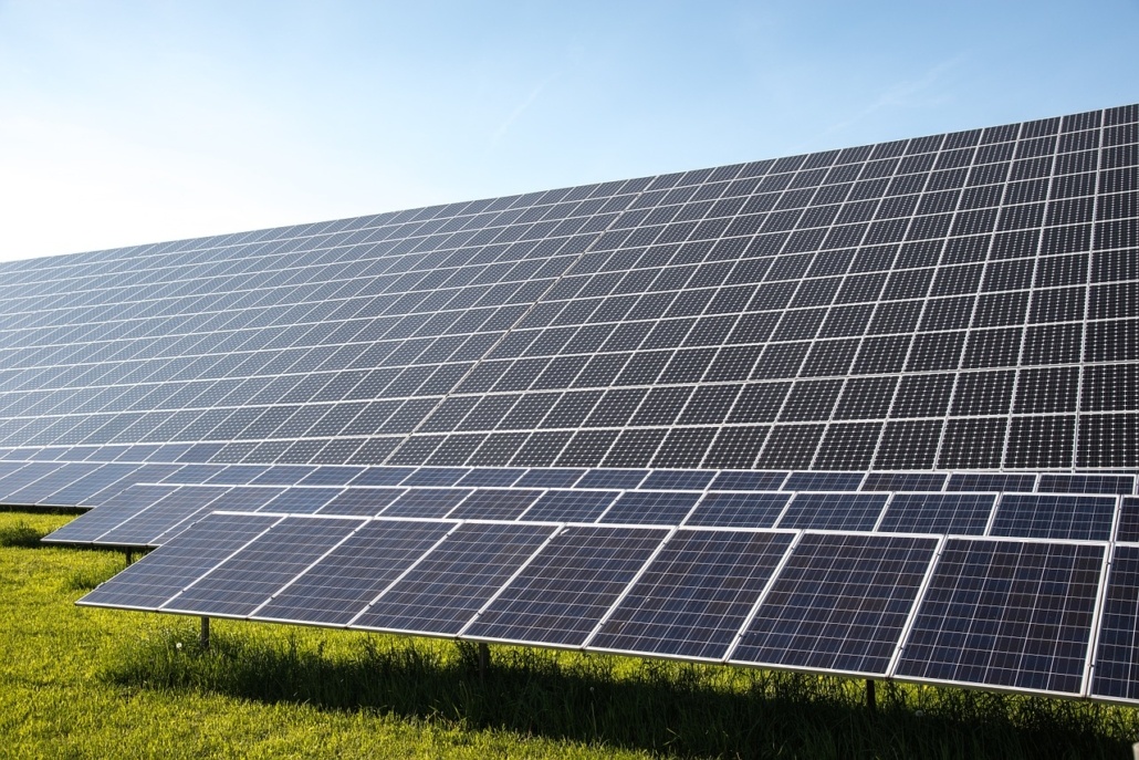 découvrez la controverse autour des panneaux solaires dans les côtes-du-rhône, entre enjeux environnementaux et impacts sur le paysage viticole.