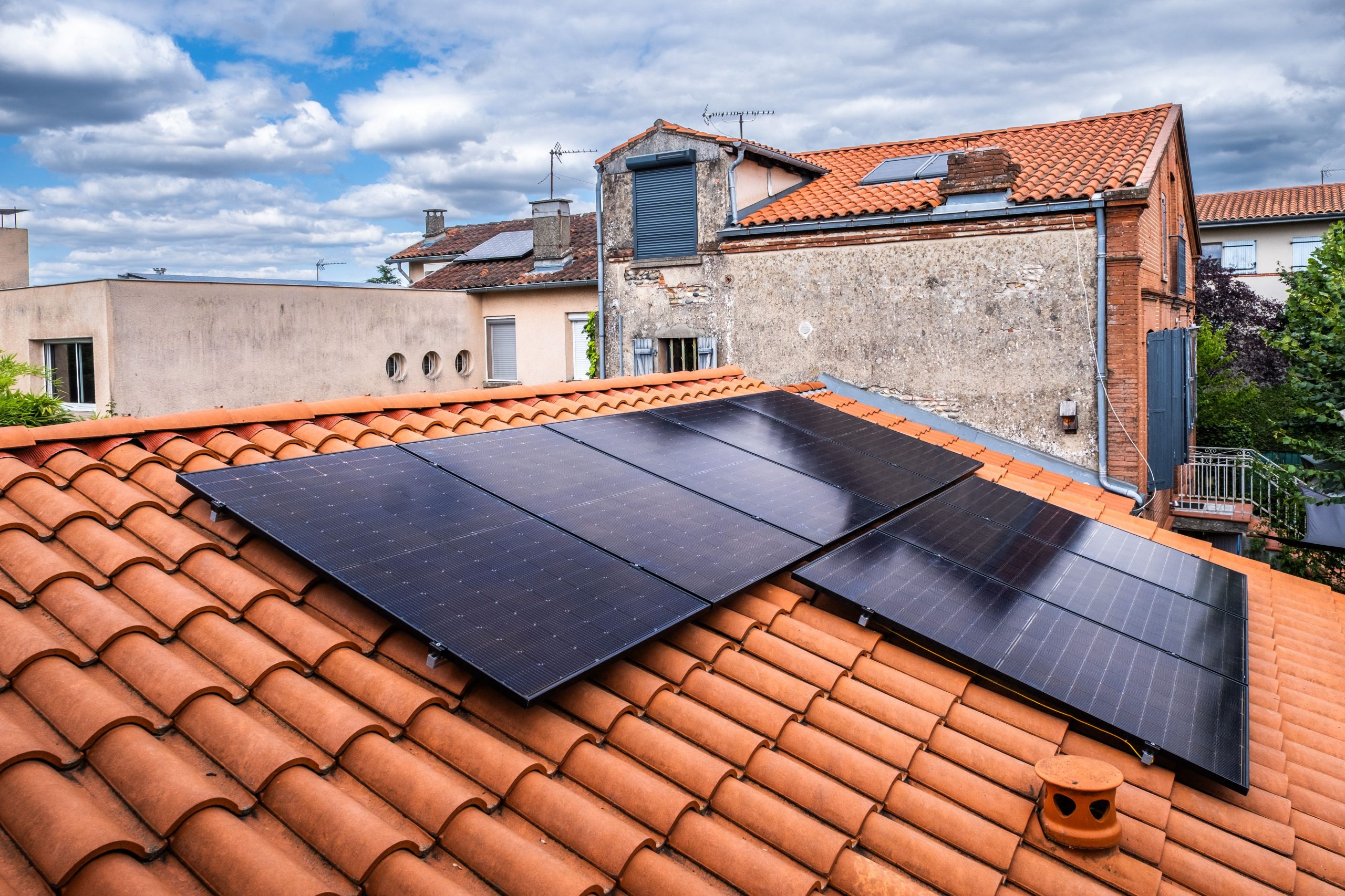 attention aux escroqueries liées aux panneaux solaires utilisant l'ia en normandie : conseils pour éviter les arnaques et protéger votre investissement.
