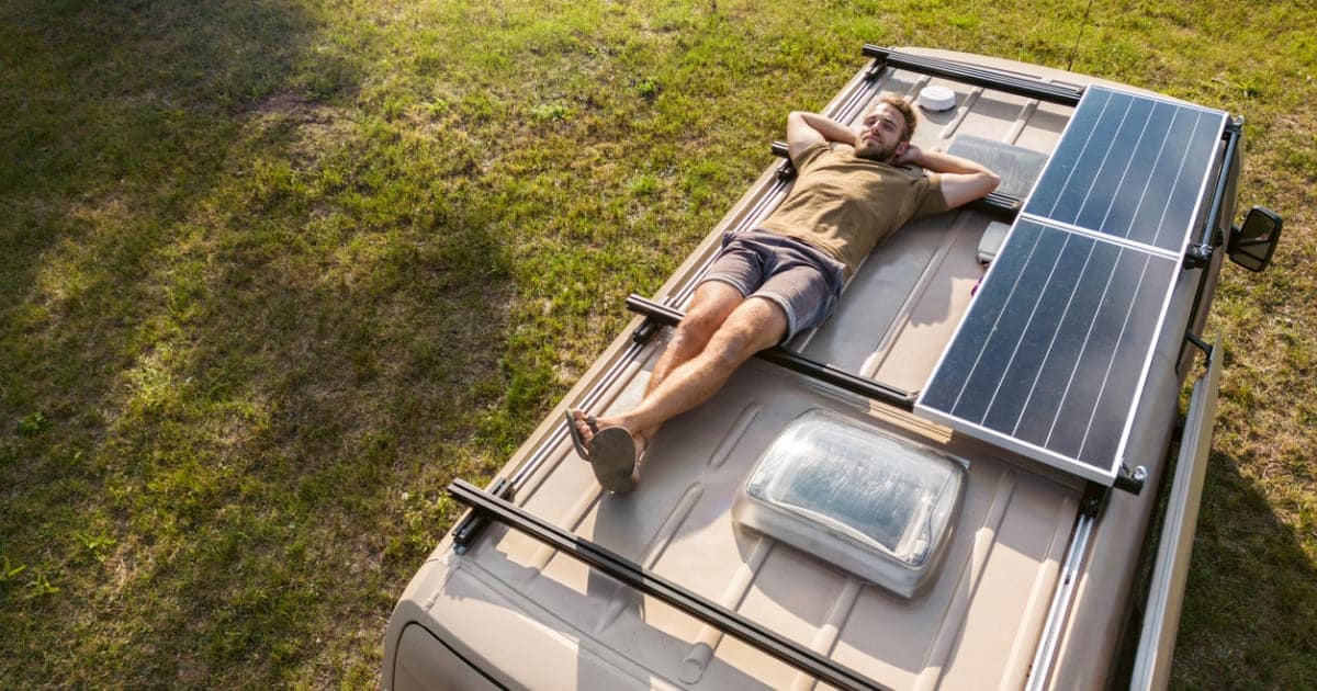 découvrez les méthodes d'escroquerie liées aux panneaux solaires utilisant l'ia en normandie et comment vous en prémunir efficacement.