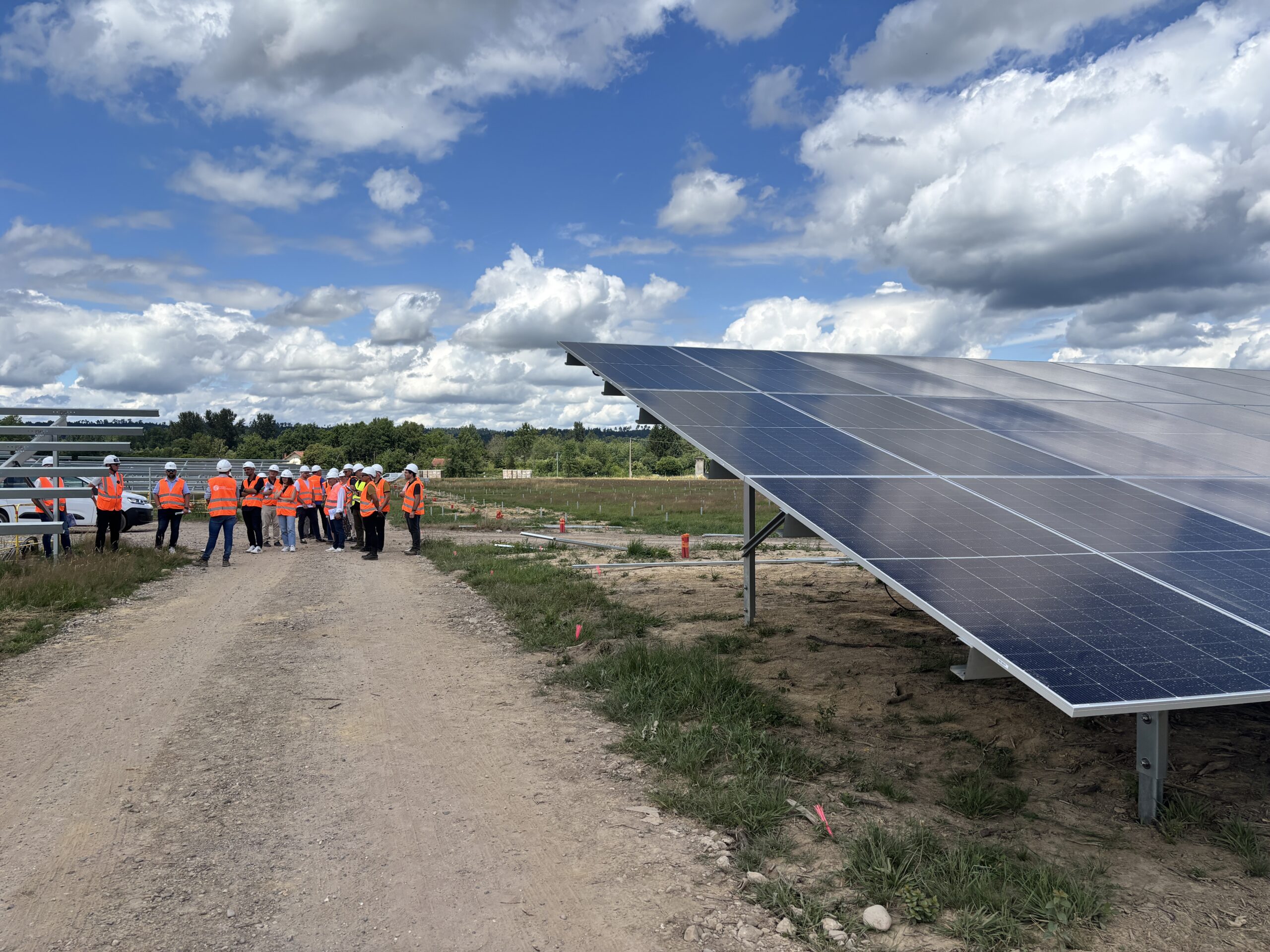 le feu vert est donné pour le développement d'un parc solaire près de thouars, favorisant la production d'énergie renouvelable et locale.