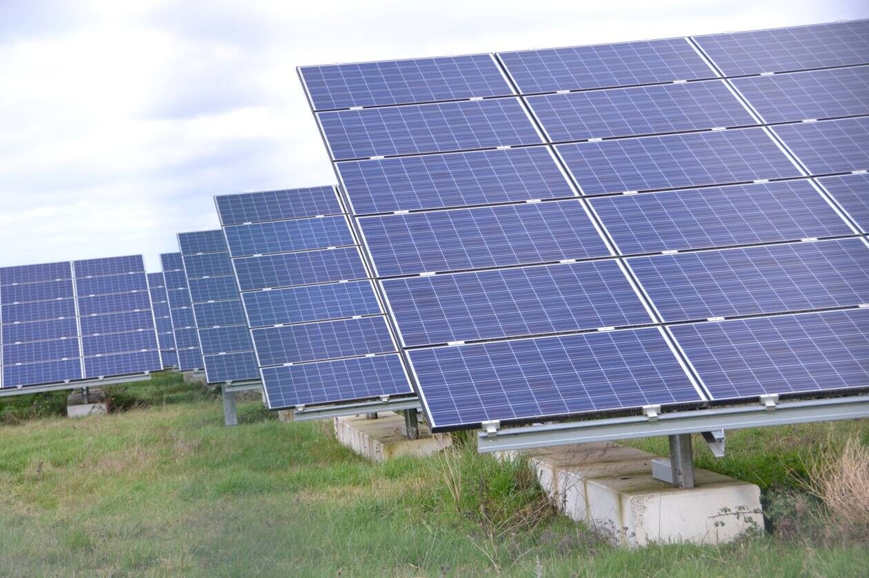 le projet de parc solaire près de thouars a été officiellement approuvé, marquant une étape importante pour le développement des énergies renouvelables dans la région.