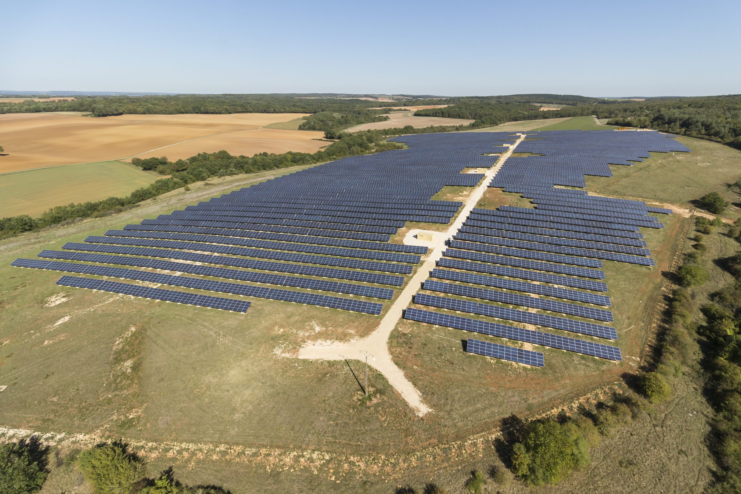 holosolis annonce une levée de fonds de 220 millions d'euros pour financer la construction d'une gigafactory solaire, renforçant ainsi son leadership dans les énergies renouvelables.