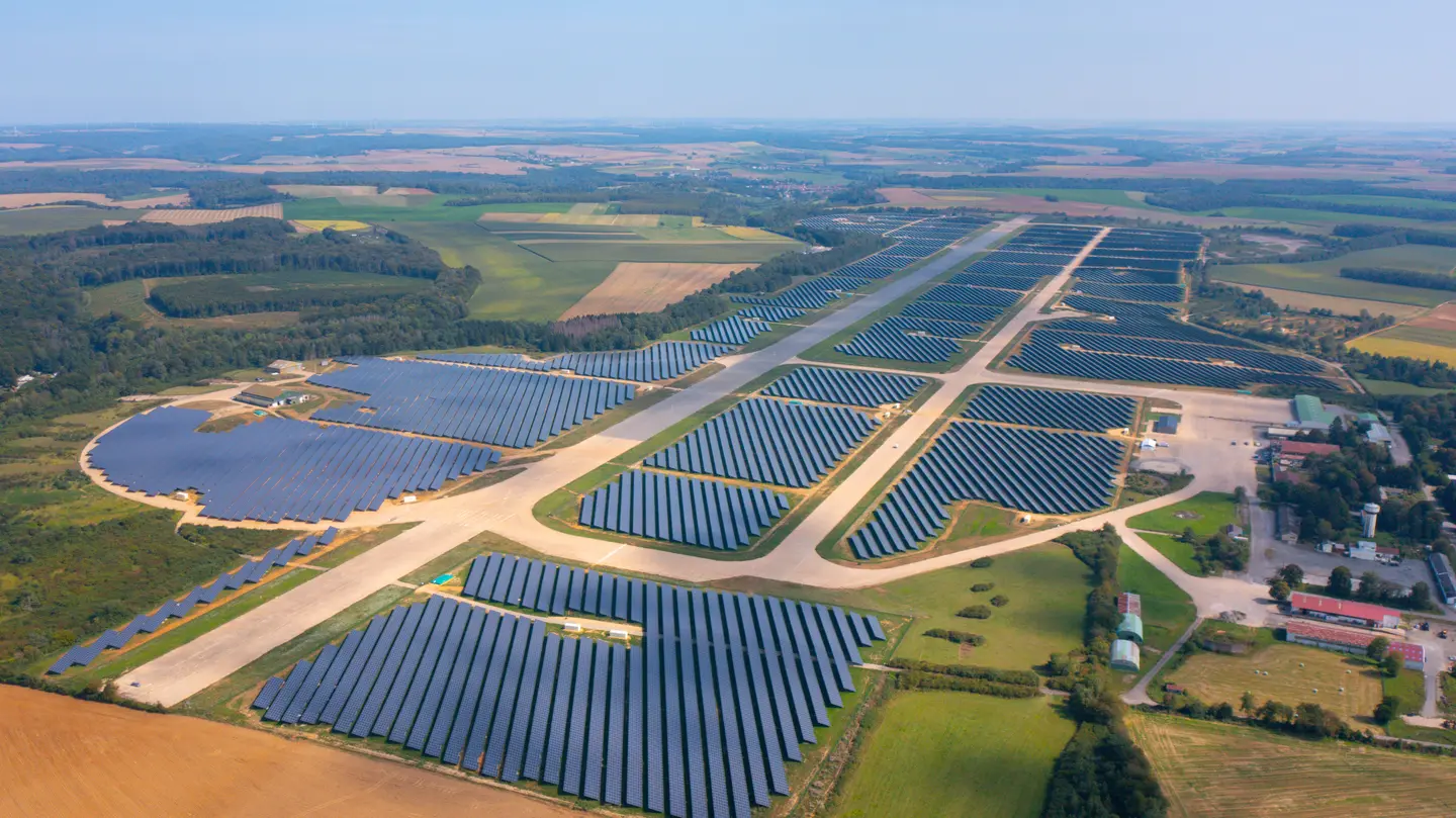 holosolis lève 220 millions d'euros pour développer une gigafactory solaire, renforçant ainsi la production durable d'énergie solaire en europe.