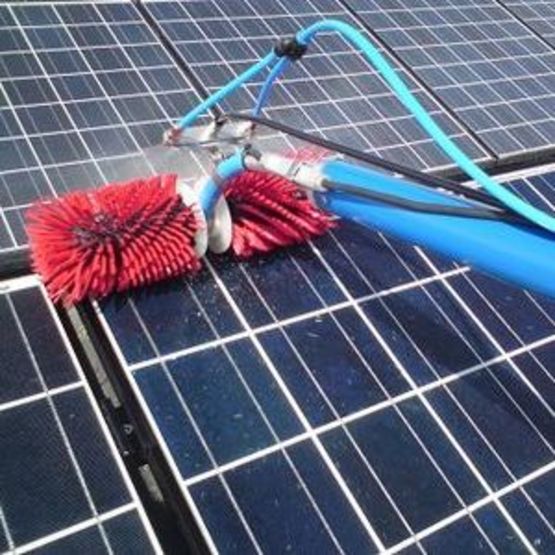 service de nettoyage bi-trimestriel des panneaux solaires pour optimiser leur performance et prolonger leur durée de vie. entretien régulier assuré par des professionnels.