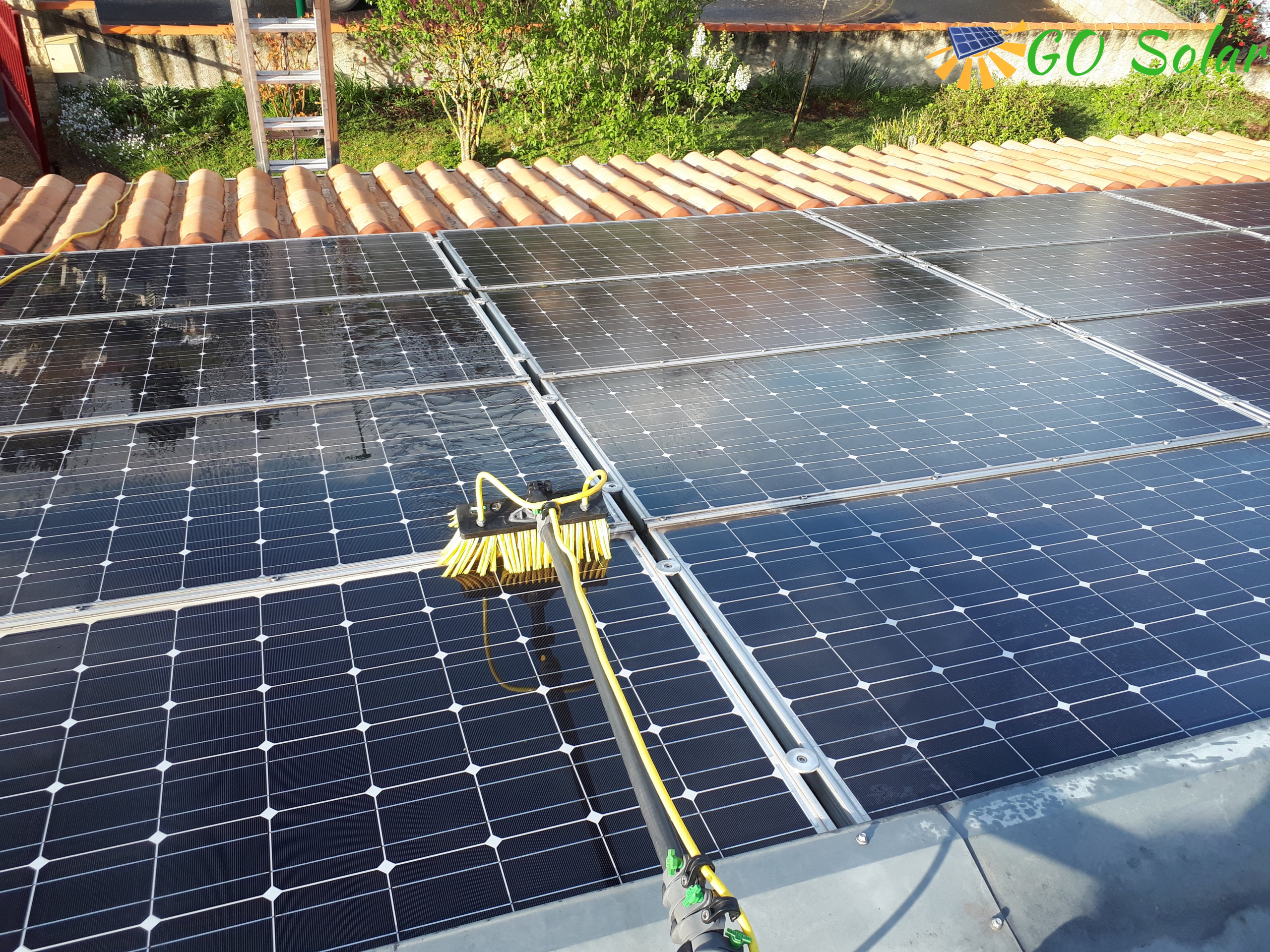 service de nettoyage bi-trimestriel des panneaux solaires pour maximiser leur performance et prolonger leur durée de vie.