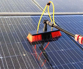 service de nettoyage bi-trimestriel des panneaux solaires pour optimiser leur performance et prolonger leur durée de vie. nettoyage efficace et respectueux de l’environnement.