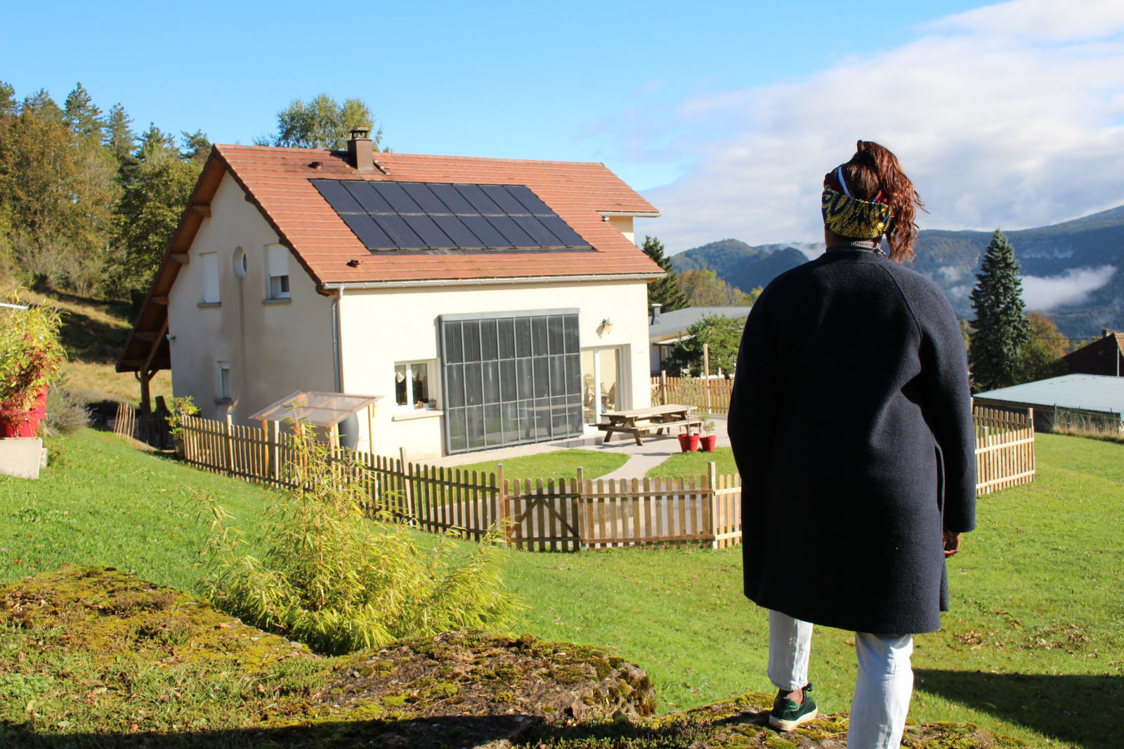 découvrez l'installation de panneaux solaires sur les bâtiments publics de vosbles-valfin pour une énergie propre et durable.