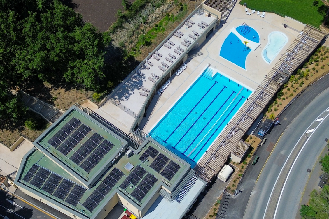 installation de panneaux solaires sur les bâtiments publics de vosbles-valfin pour une énergie renouvelable et durable.