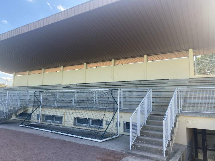 découvrez le stade de chemillé, équipé de panneaux solaires pour une énergie renouvelable et respectueuse de l'environnement.