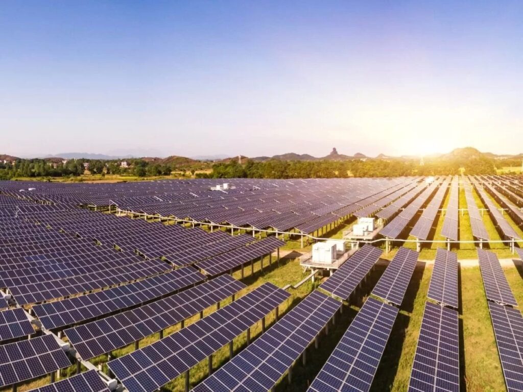 découvrez les enjeux et controverses liés au combat contre les parcs photovoltaïques, entre enjeux environnementaux, économiques et sociaux.