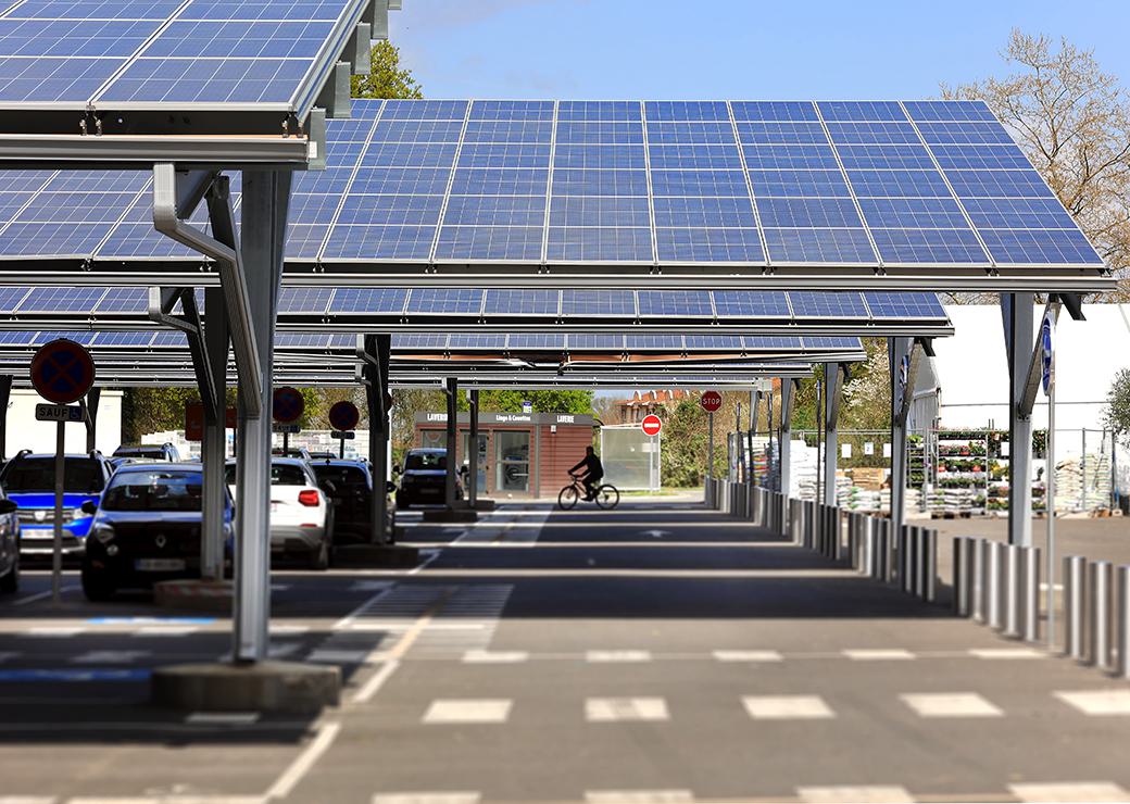 découvrez comment la coopérative pluri'el investit dans les ombrières solaires pour promouvoir l'énergie renouvelable et soutenir le développement durable.
