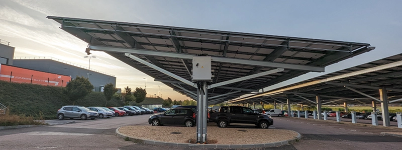 la coopérative pluri'el investit dans des ombrières solaires pour promouvoir l'énergie renouvelable et soutenir le développement durable.