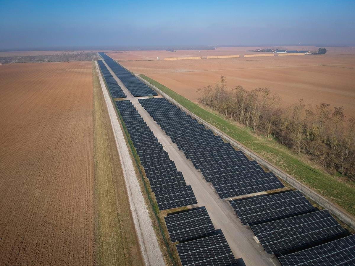 découvrez l'inauguration du boulodrome d'artassenx, équipé de panneaux solaires, alliant sport et développement durable pour une énergie propre et renouvelable.