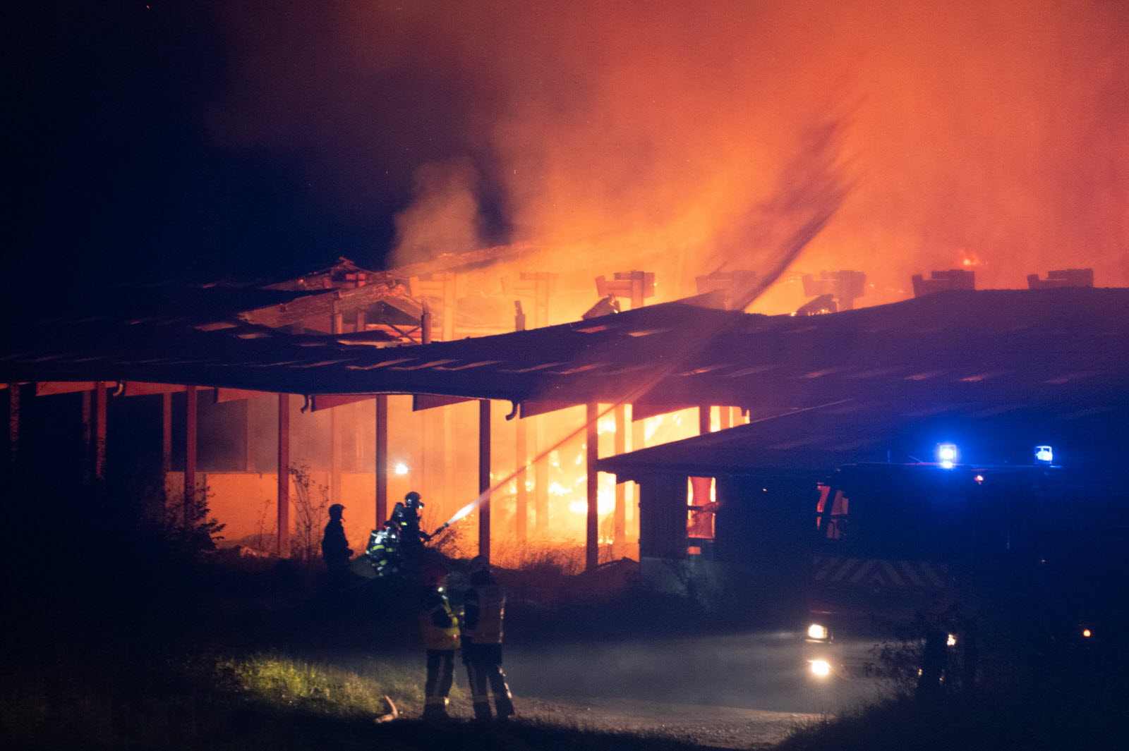 découvrez les détails de l'incendie nocturne d'un entrepôt solaire en gironde, ses causes possibles, les interventions des pompiers et les impacts sur la région.