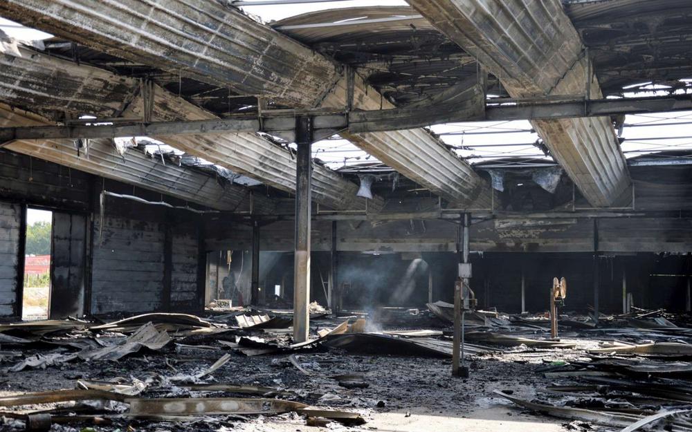 découvrez les détails de l'incendie nocturne qui a ravagé un entrepôt de panneaux solaires en gironde, ses causes impact et les mesures prises par les autorités locales.