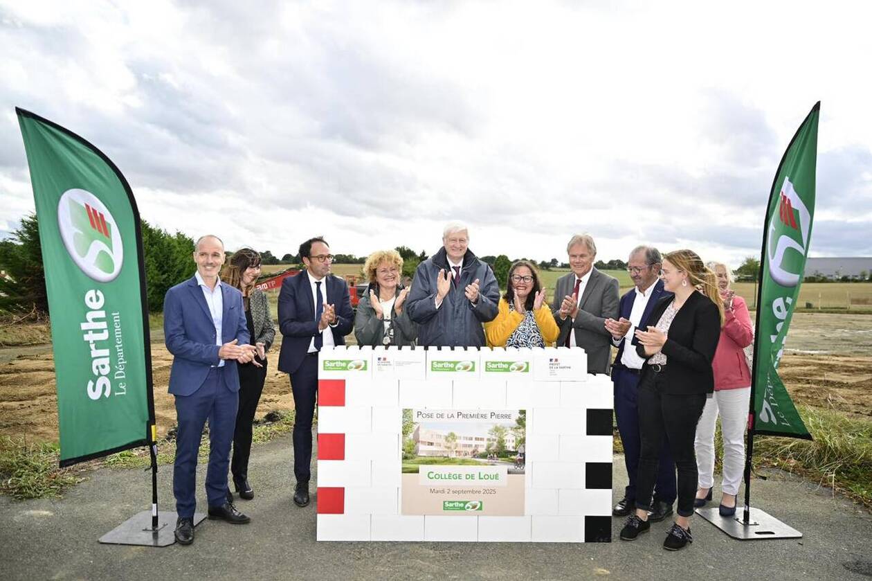 un investissement de plusieurs millions d'euros pour rénover le collège de la sarthe, incluant l'installation d'ascenseurs et de panneaux solaires afin d'améliorer l'accessibilité et la performance énergétique.