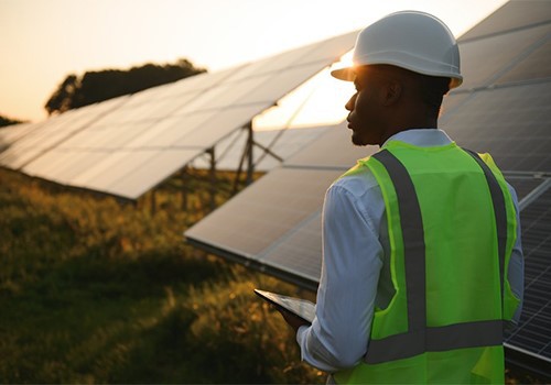 kfw investit dans une nouvelle usine solaire au ghana pour promouvoir les énergies renouvelables et soutenir le développement durable dans la région.