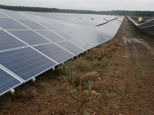 découvrez les débats autour de la méga-centrale solaire sophia au portugal, ses impacts environnementaux, économiques et sociaux.