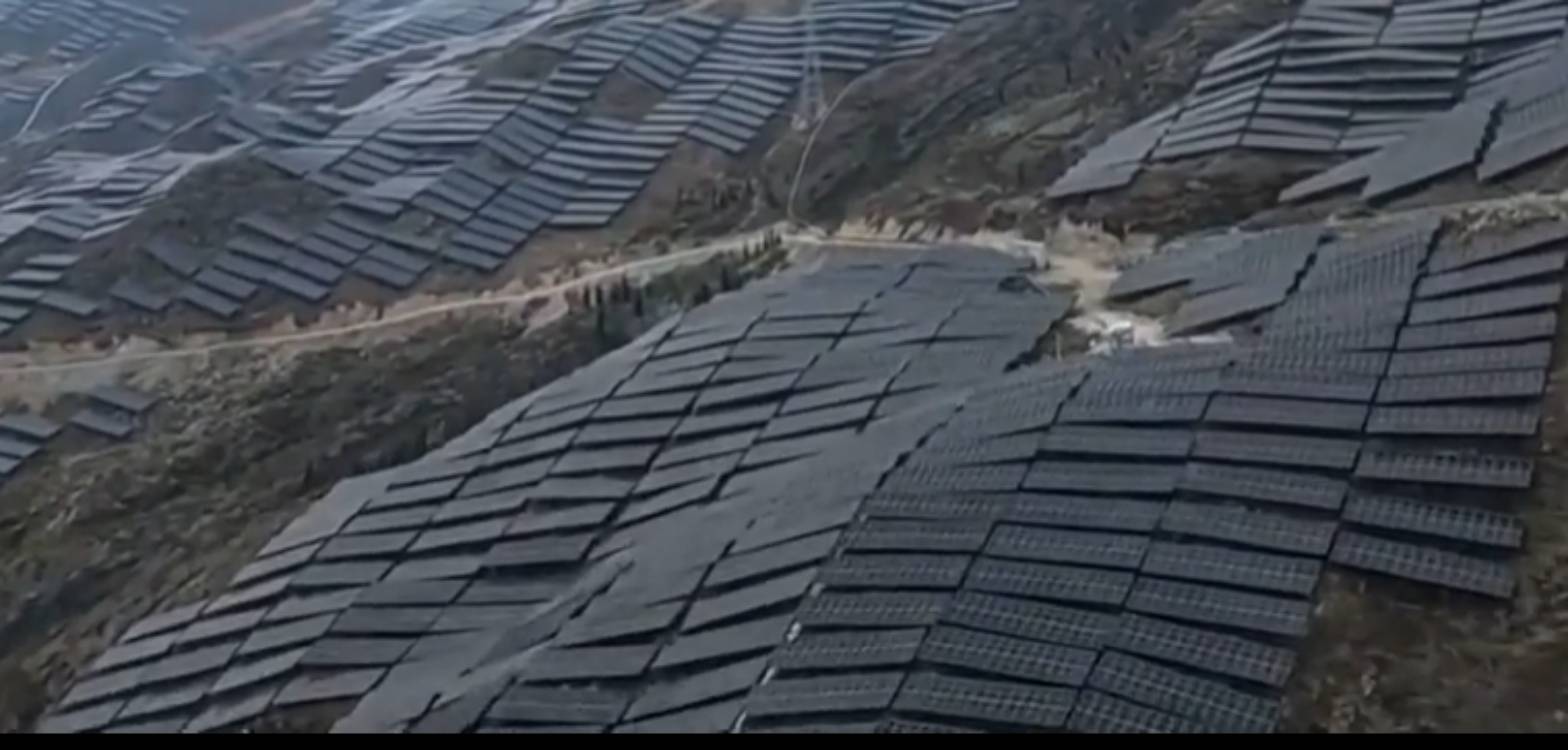 découvrez comment la montagne nivelée en chine offre des terrains idéaux pour l'installation de massifs de panneaux solaires, alliant paysage et énergie renouvelable.