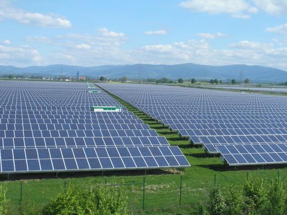découvrez comment la montagne nivelée en chine sert de base idéale pour l'installation de massifs panneaux solaires, optimisant l'énergie renouvelable et l'efficacité énergétique.