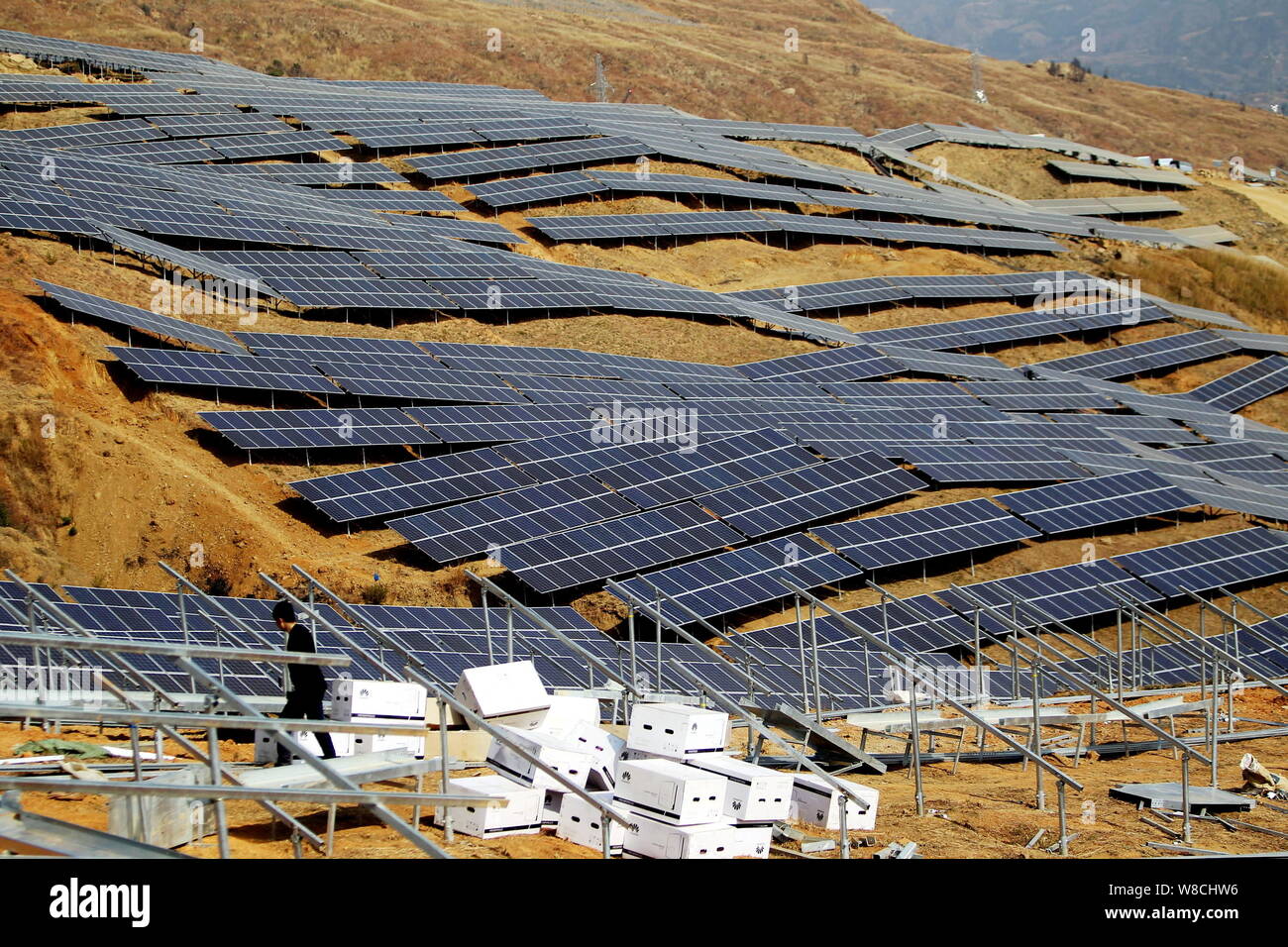 découvrez comment la chine transforme des montagnes nivelées en vastes terrains pour installer des massifs panneaux solaires, alliant ingénierie et énergie renouvelable.