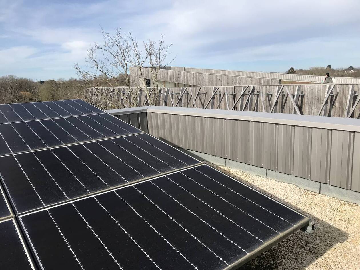 installation de panneaux photovoltaïques sur la salle omnisports de loperhet prévue pour 2026, une initiative durable pour produire de l'énergie renouvelable et réduire l'empreinte écologique.