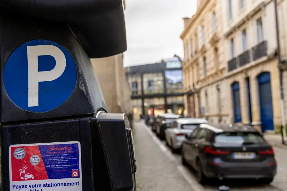 découvrez l'installation de panneaux solaires innovants au parking de bordeaux-lac, une solution écologique pour valoriser l'énergie renouvelable et protéger votre véhicule.