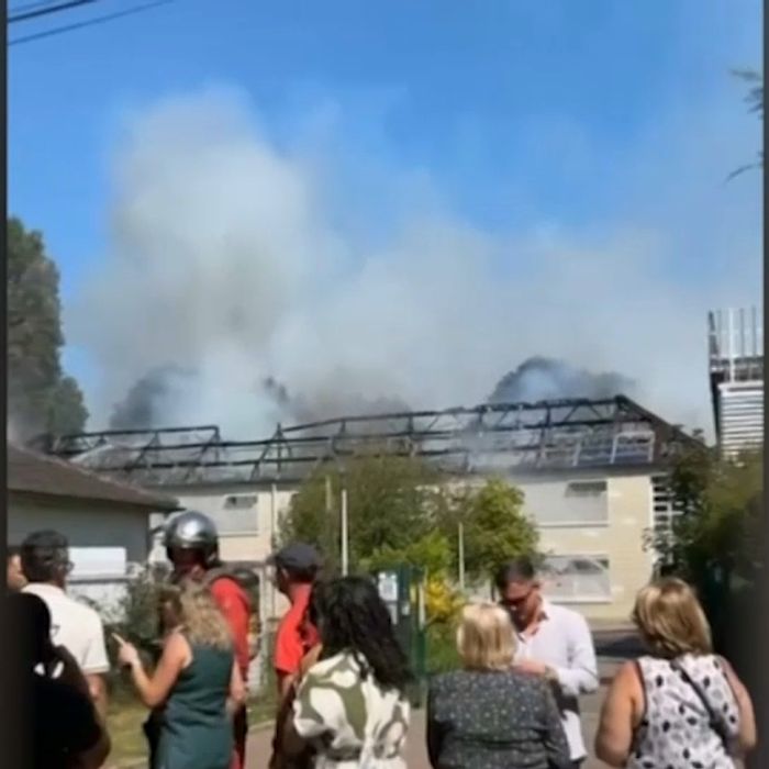 découvrez comment les pompiers s'entraînent pour intervenir efficacement sur les incendies impliquant des toitures solaires, alliant sécurité et expertise technique.
