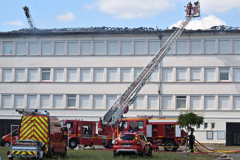 découvrez comment les pompiers s'entraînent à gérer les incendies sur des toitures équipées de panneaux solaires pour assurer sécurité et efficacité lors des interventions.