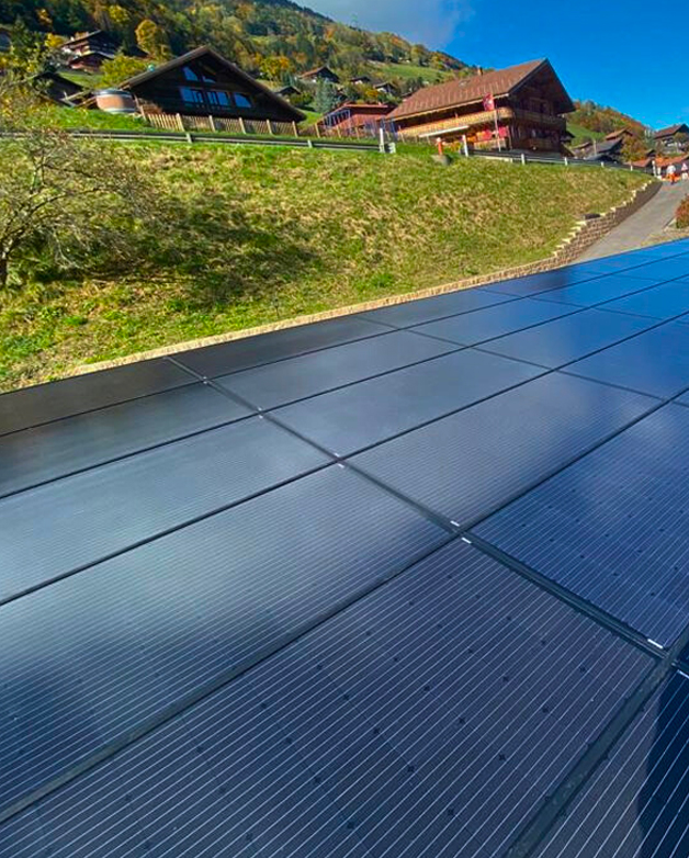 découvrez un toit innovant du centre technique, entièrement couvert de panneaux solaires pour une énergie propre et durable.