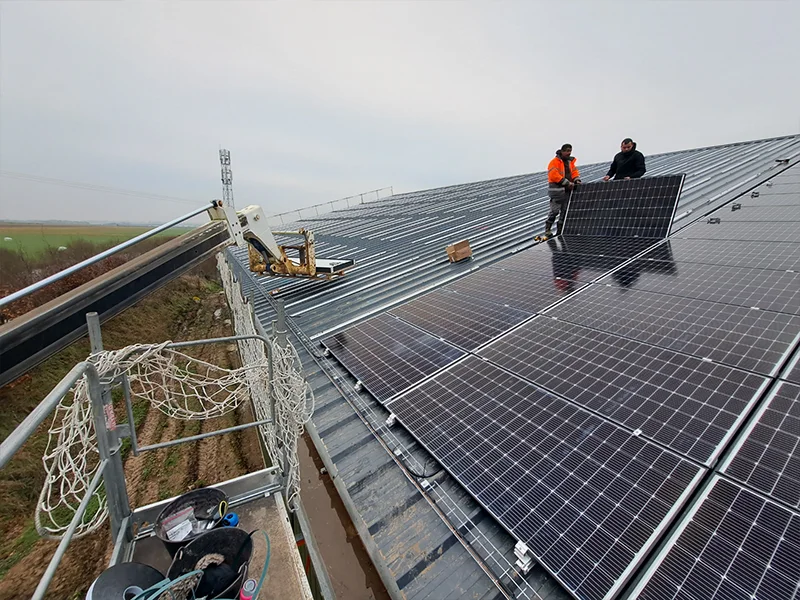 découvrez comment le toit du centre technique est couvert de panneaux solaires pour une énergie propre et renouvelable, favorisant la transition écologique.