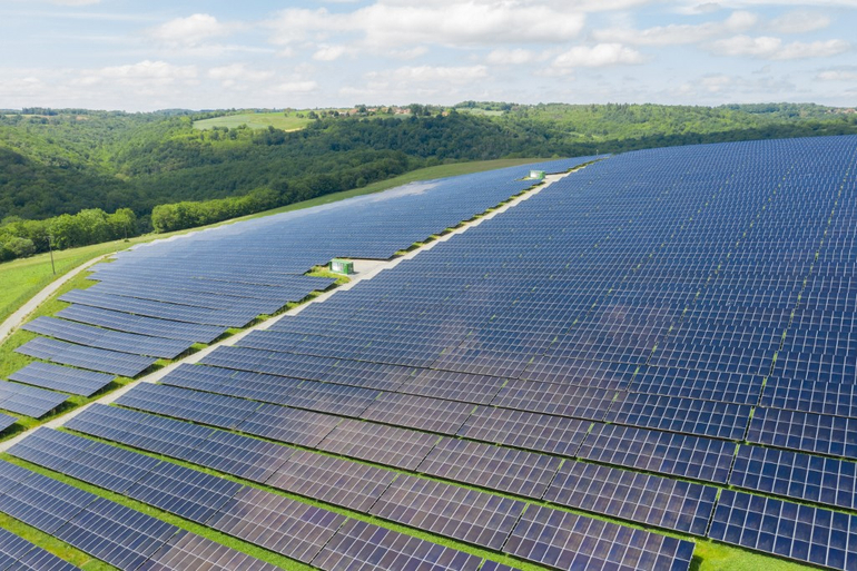 découvrez comment éviter l'arnaque aux panneaux solaires dans le grand ouest et protégez-vous contre les fraudes courantes dans le secteur de l'énergie solaire.