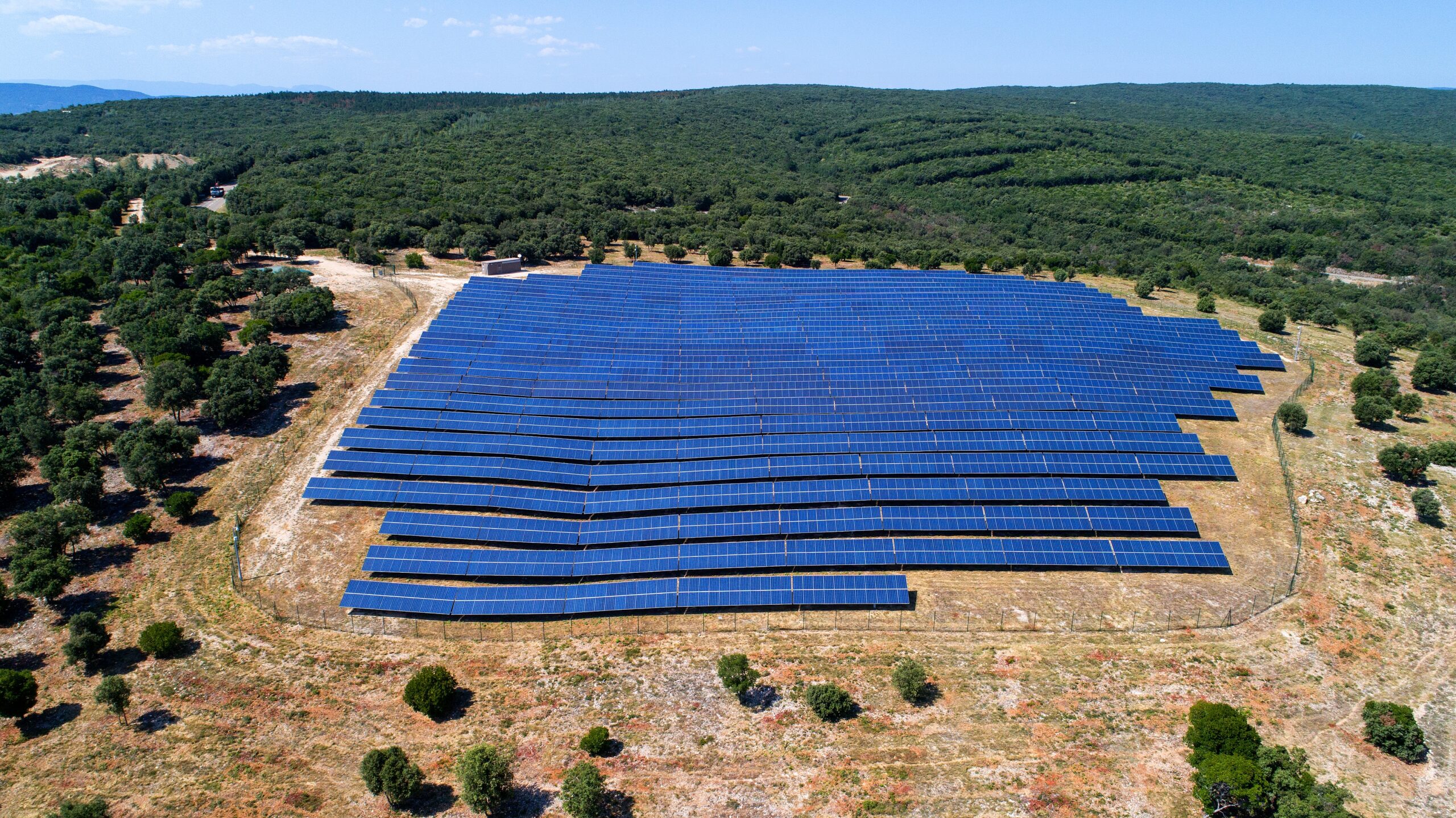 découvrez comment 264 m² de panneaux solaires ont été installés sur la criée d'audierne, alliant énergie renouvelable et innovation locale.