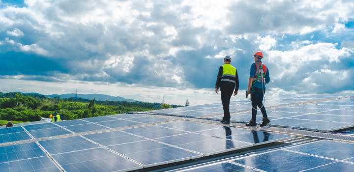 la france établit un nouveau record annuel avec 9 gw d'installations solaires, renforçant sa transition énergétique vers les énergies renouvelables.