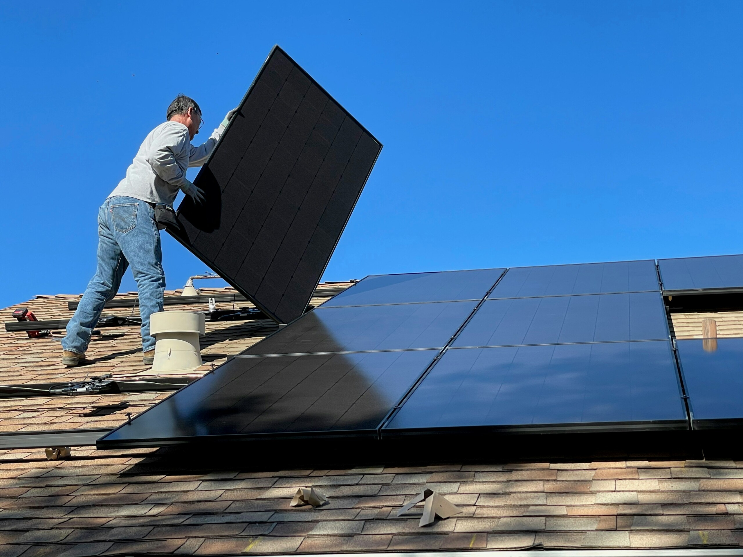 la france atteint un record annuel d'installation solaire avec 9 gw, renforçant sa transition énergétique vers des sources renouvelables.